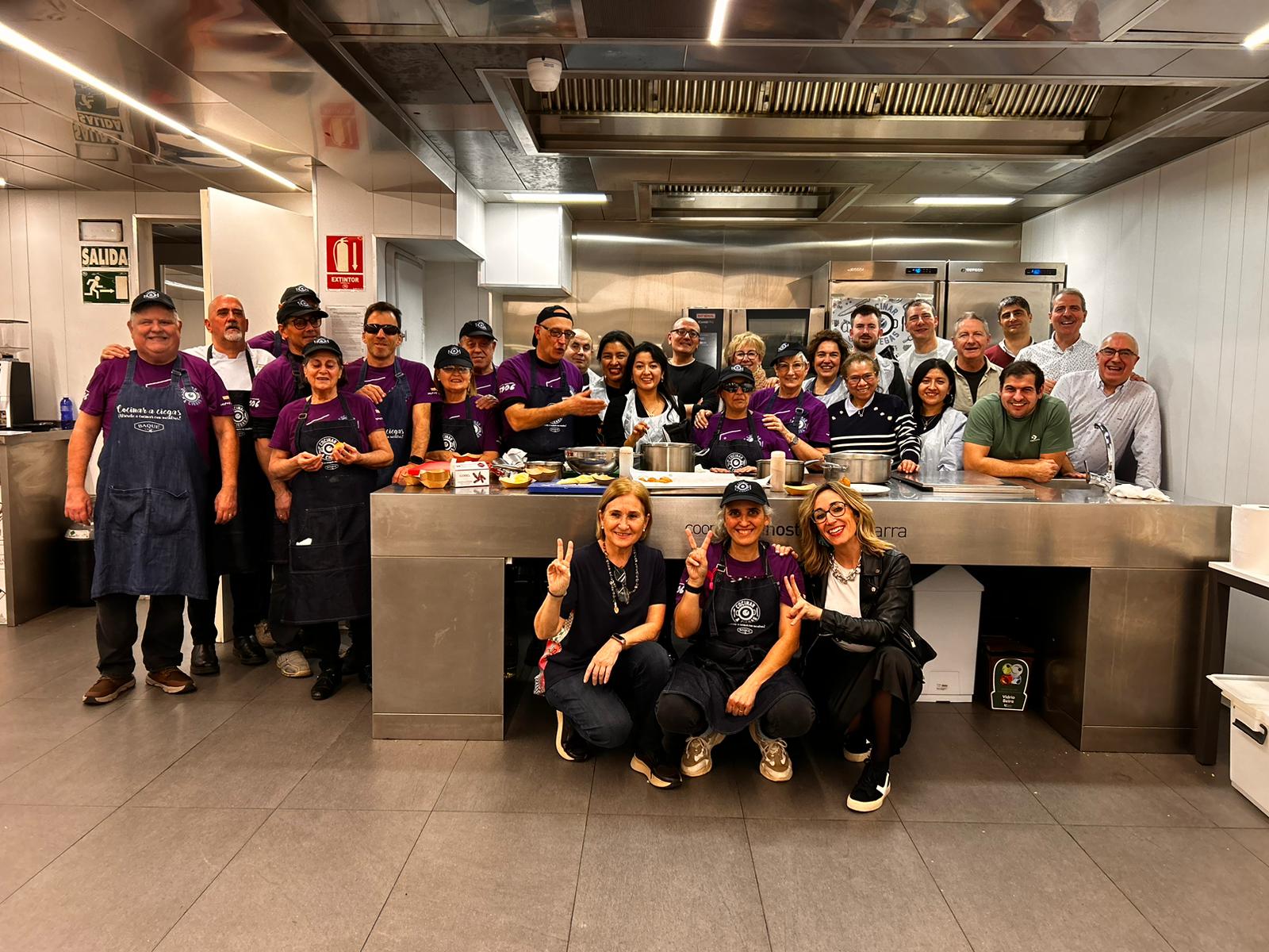 Personas participantes en el Taller Cocinar a Ciegas posan junto al equipo de cocinar a ciegas