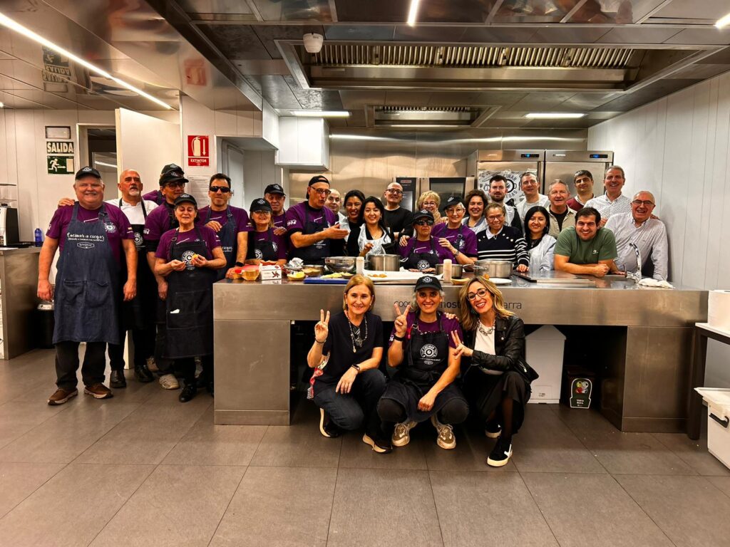 foto de familia, participantes y equipo de cocinar a ciegas